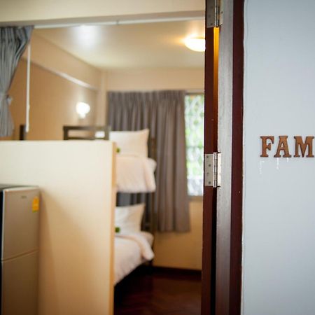 Victory Park Hostel Bangkok Exterior photo