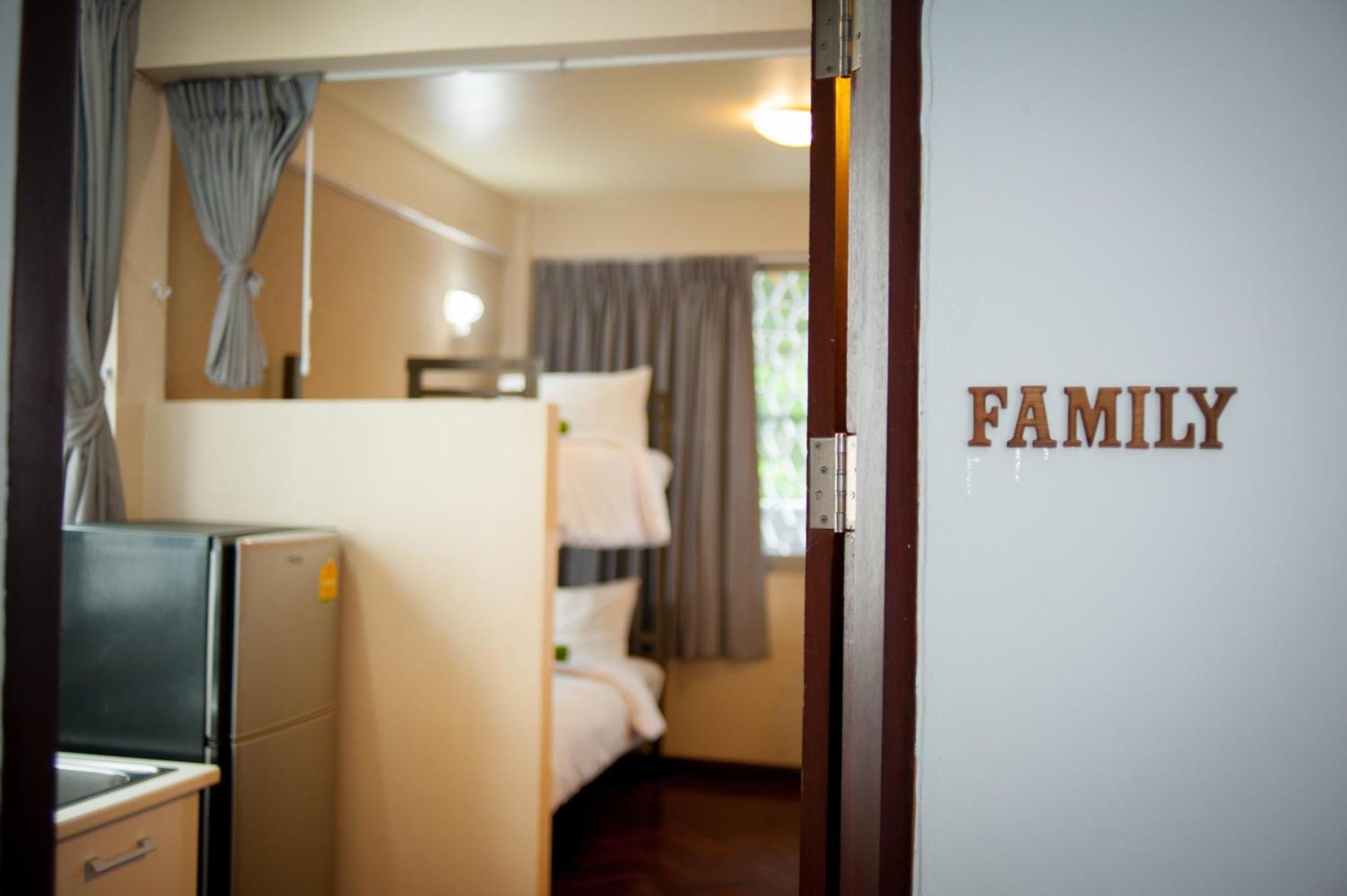 Victory Park Hostel Bangkok Exterior photo