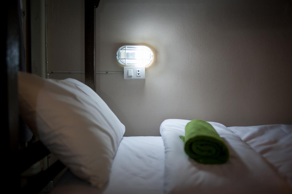 Victory Park Hostel Bangkok Exterior photo