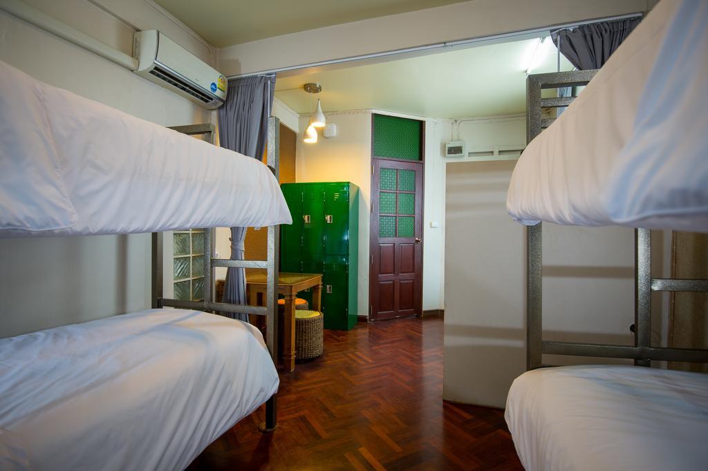 Victory Park Hostel Bangkok Exterior photo