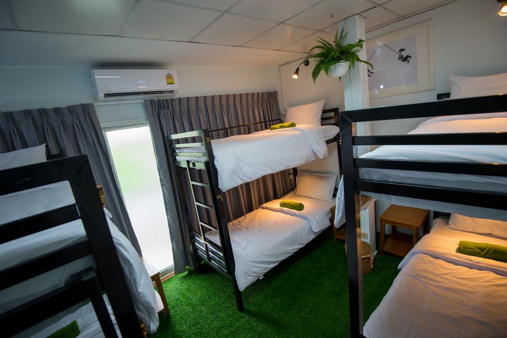 Victory Park Hostel Bangkok Exterior photo