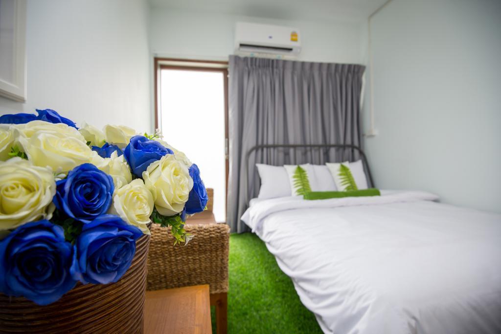 Victory Park Hostel Bangkok Exterior photo