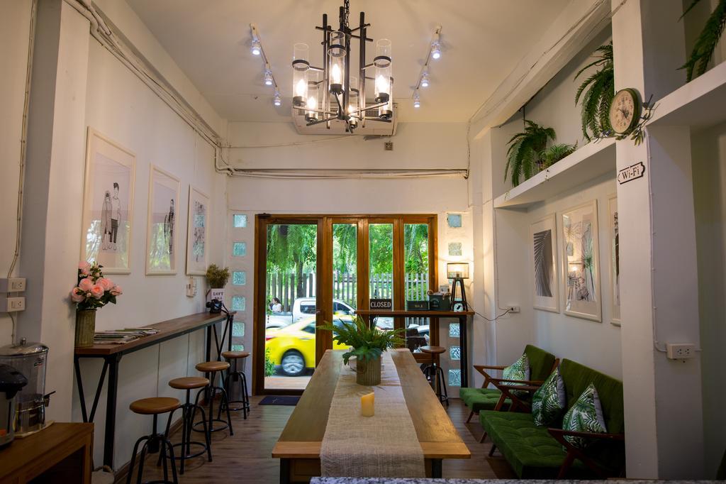 Victory Park Hostel Bangkok Exterior photo