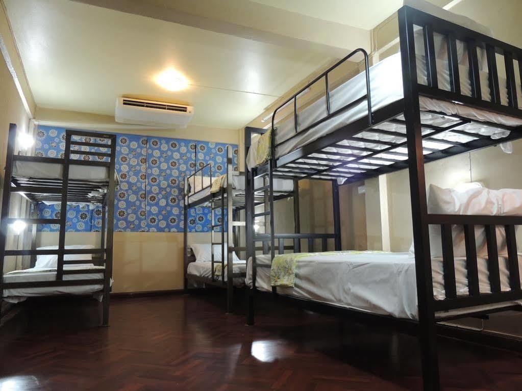 Victory Park Hostel Bangkok Exterior photo