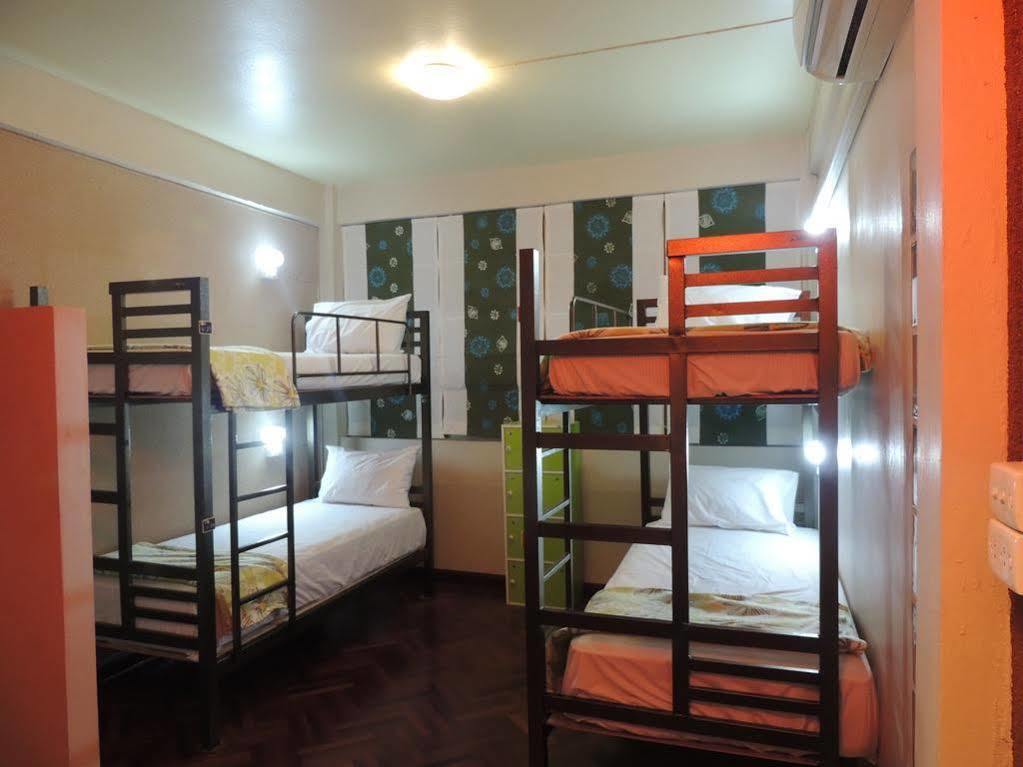 Victory Park Hostel Bangkok Exterior photo