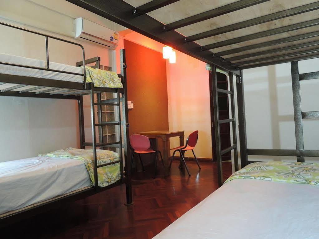 Victory Park Hostel Bangkok Exterior photo